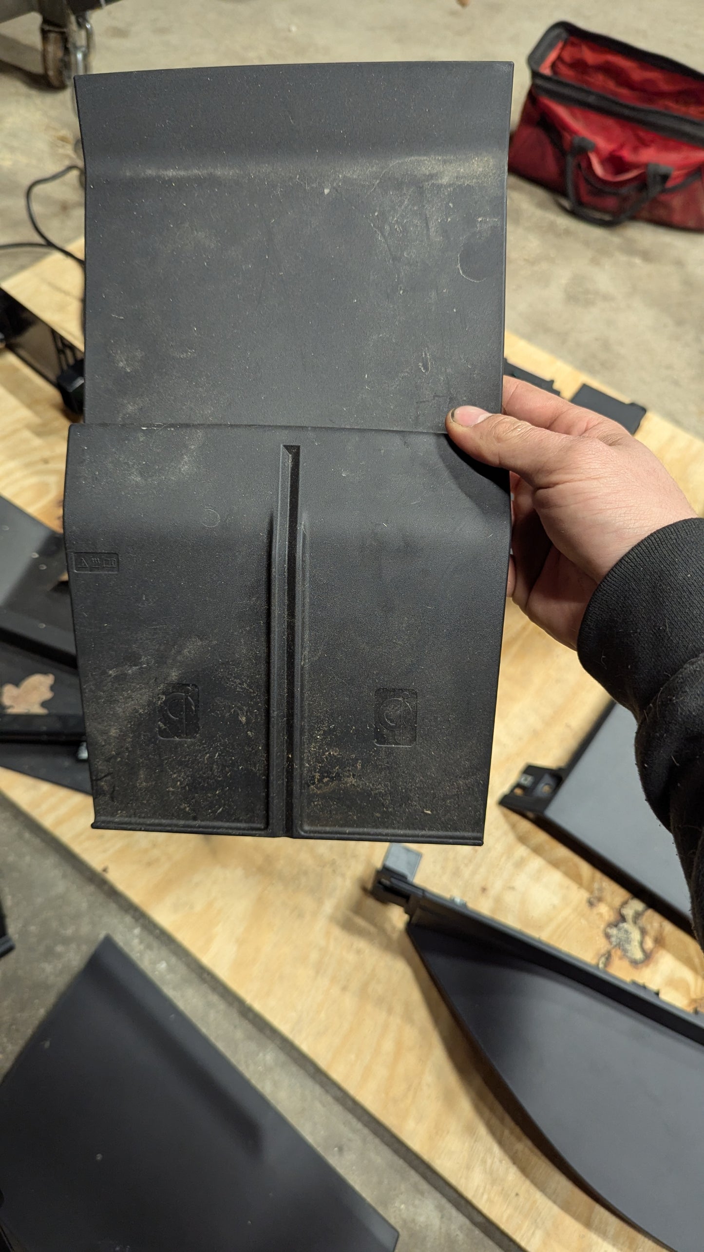 Wireless charging insert for center console FM2940100216